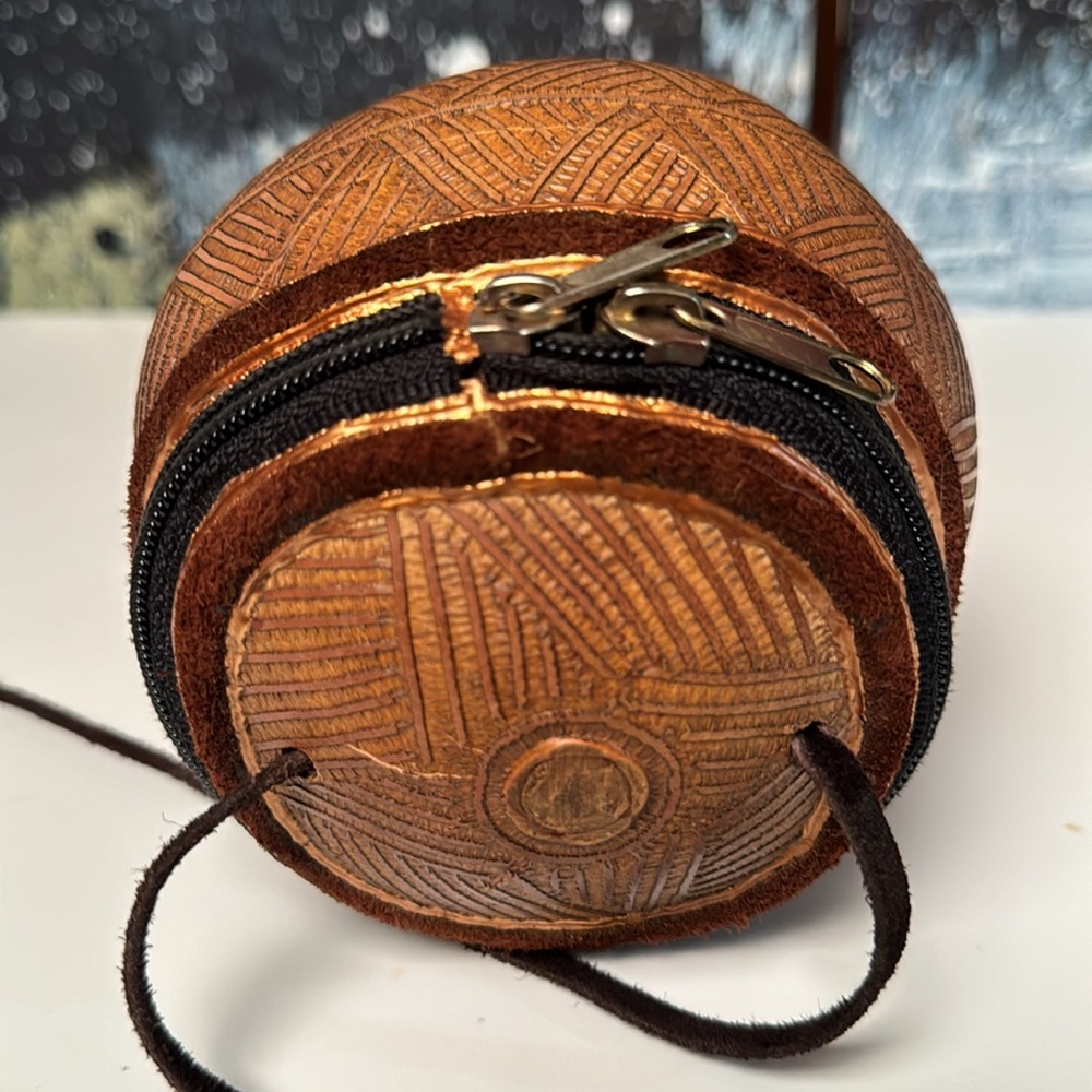 Zippered carved coconut purse - Picture 2 of 3